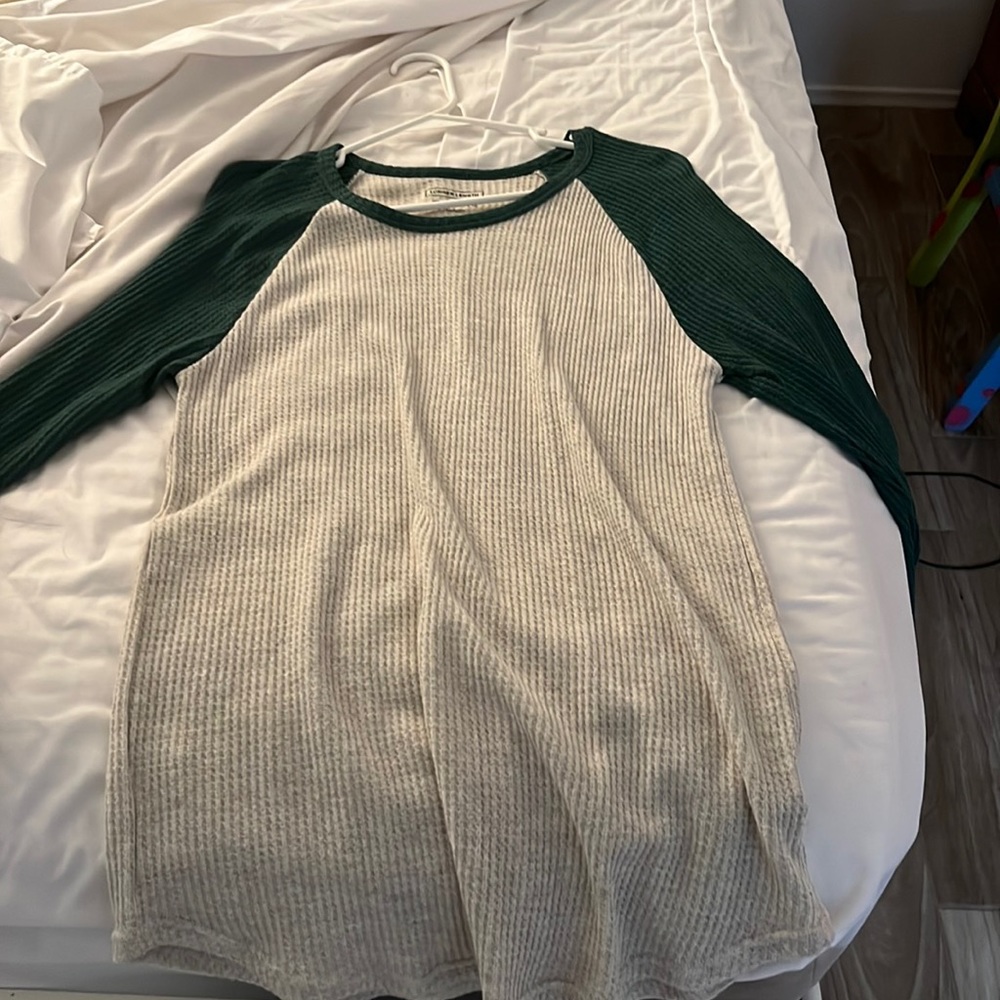 Long sleeve shirt. Hunter green and cream colored top. Size medium.